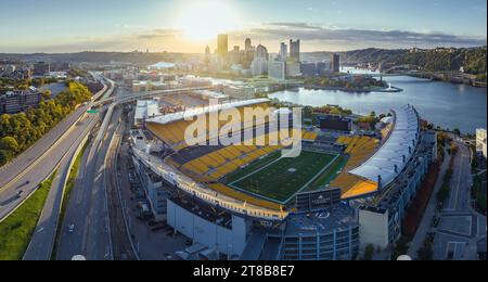 Sonnenaufgang über dem Acrisure Stadium in Pittsburgh, Pennsylvania im Herbst Stockfoto