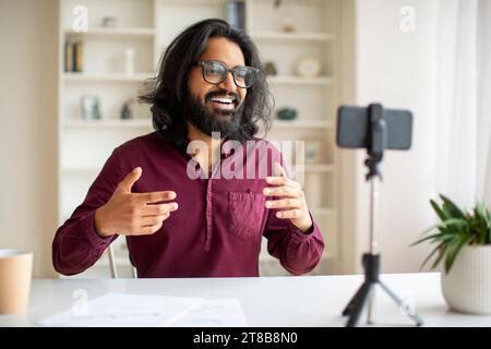 Junger Indischer Männlicher Blogger, Der Videos Zu Hause Mit Smartphone Auf Stativ Aufnimmt Stockfoto