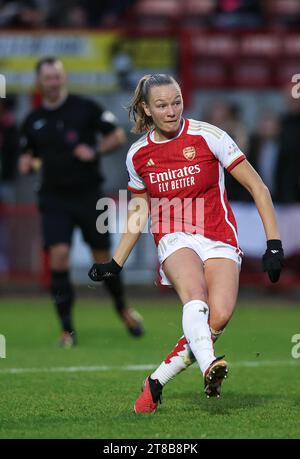 Crawley, Großbritannien. November 2023. Arsenals Frida Maanum trifft beim Spiel der Barclays Women's Super League zwischen Brighton & Hove Albion und Arsenal im Broadfield Stadium in Crawley. Quelle: James Boardman/Alamy Live News Stockfoto