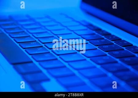 Laptoptastatur Nahaufnahme mit RGB-Beleuchtung, Seitenansicht Stockfoto