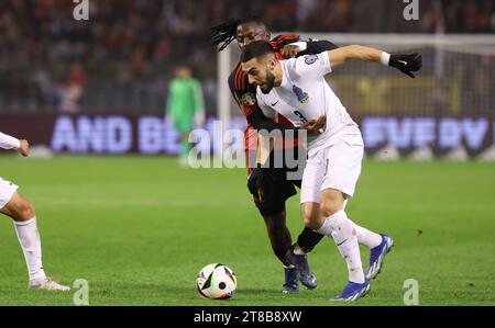Brüssel, Belgien November 2023. Der belgische Johan Bakayoko und der aserbaidschanische Anton Kryvotsyuk kämpfen um den Ball während eines Spiels zwischen der belgischen Fußballnationalmannschaft Rote Teufel und Aserbaidschan am Sonntag, den 19. November 2023, in Brüssel, bei einem Spiel 8/8 in der Gruppe F der Qualifikation für die Fußball-Europameisterschaft 2024. BELGA PHOTO VIRGINIE LEFOUR Credit: Belga News Agency/Alamy Live News Stockfoto