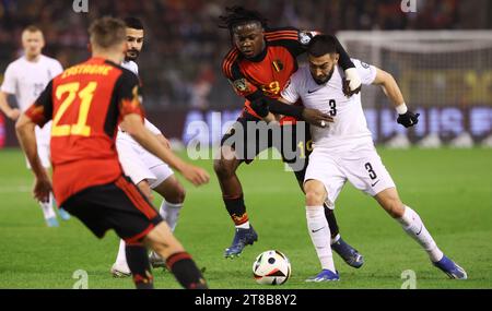Brüssel, Belgien November 2023. Der belgische Johan Bakayoko und der aserbaidschanische Elvin Jafarguliyev kämpfen um den Ball während eines Spiels zwischen der belgischen Fußballnationalmannschaft Rote Teufel und Aserbaidschan am Sonntag, den 19. November 2023, in Brüssel, bei einem Spiel 8/8 in der Gruppe F der Qualifikation für die Fußball-Europameisterschaft 2024. BELGA PHOTO VIRGINIE LEFOUR Credit: Belga News Agency/Alamy Live News Stockfoto