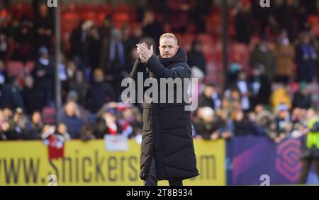 Crawley UK 19. November 2023 - Arsenal-Manager Jonas Eidevall während des Barclays Women's Super League Fußballspiels zwischen Brighton & Hove Albion und Arsenal im Broadfield Stadium in Crawley : Credit Simon Dack /TPI/ Alamy Live News Stockfoto