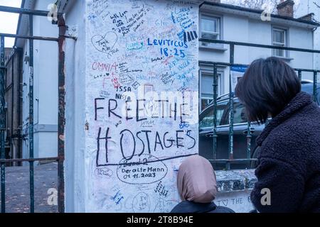 London, Abbey Road StudiosUK 19. November. An den Grenzwänden der berühmten Abbey Road Studios haben Pro-Israel-Anhänger im Gefolge der israelischen Geiseln, die am 7. Oktober von der Hamas genommen wurden, Graffiti geschrieben. Quelle: Rena Pearl/Alamy Live News Stockfoto