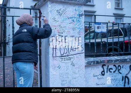 London, Abbey Road StudiosUK 19. November. An den Grenzwänden der berühmten Abbey Road Studios haben Pro-Israel-Anhänger im Gefolge der israelischen Geiseln, die am 7. Oktober von der Hamas genommen wurden, Graffiti geschrieben. Quelle: Rena Pearl/Alamy Live News Stockfoto