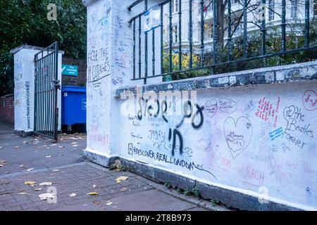 London, Abbey Road StudiosUK 19. November. An den Grenzwänden der berühmten Abbey Road Studios schreiben Pro-Israel-Anhänger auf Hebräisch „am Yisrael Chi“, „das Volk Israels lebt“, eine jüdische Solidaritätshymne. Quelle: Rena Pearl/Alamy Live News Stockfoto