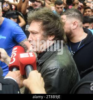 Buenos Aires, Argentinien. November 2023. Liberty fördert den Präsidentschaftskandidaten der Koalition Javier Milei, nachdem er in der zweiten Runde der Präsidentschaftswahlen in Buenos Aires (Argentinien) am Sonntag, den 19. November 2023, gewählt hatte. Quelle: Gabriel Sotelo/FotoArena/Alamy Live News Stockfoto