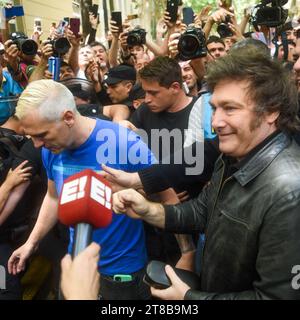 Buenos Aires, Argentinien. November 2023. Liberty fördert den Präsidentschaftskandidaten der Koalition Javier Milei, nachdem er in der zweiten Runde der Präsidentschaftswahlen in Buenos Aires (Argentinien) am Sonntag, den 19. November 2023, gewählt hatte. Quelle: Gabriel Sotelo/FotoArena/Alamy Live News Stockfoto