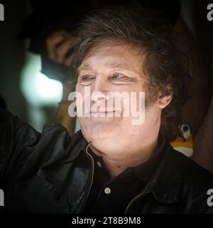Buenos Aires, Argentinien. November 2023. Liberty fördert den Präsidentschaftskandidaten der Koalition Javier Milei, nachdem er in der zweiten Runde der Präsidentschaftswahlen in Buenos Aires (Argentinien) am Sonntag, den 19. November 2023, gewählt hatte. Quelle: Gabriel Sotelo/FotoArena/Alamy Live News Stockfoto