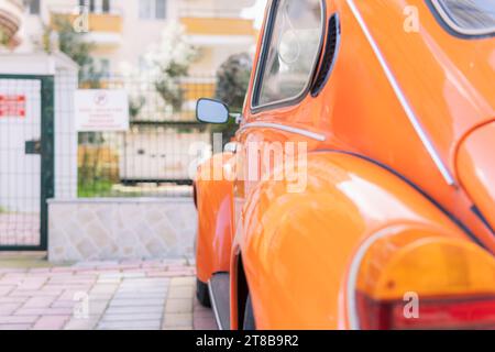 Retro-Auto orange Nahaufnahme auf der Straße Stockfoto