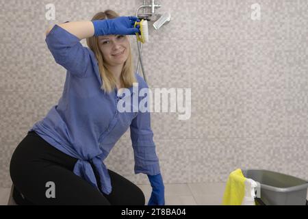 Reinigung und Waschen des Badezimmers Nahaufnahme der Hand eines Mädchens. Hochwertige Fotos Stockfoto