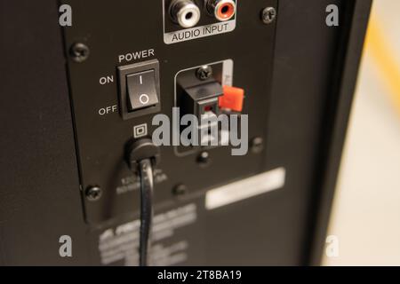 Nahaufnahme der Lautsprecheranschlüsse auf der Rückseite des AV-Receivers. Hochwertige Fotos Stockfoto