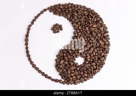 yin Yang-Schild von Kaffeebohnen auf weißem Hintergrund. Hochwertige Fotos Stockfoto