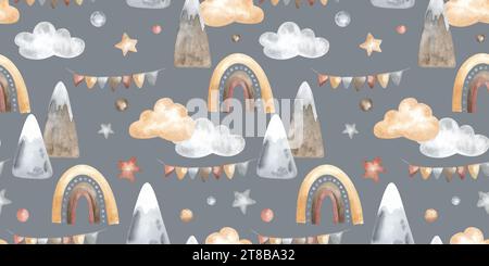 Nahtloses Muster mit Bergen und Regenbögen für die Babydusche in Pastellfarben. Handgezeichnetes Aquarellmuster mit Wolken und Sternen für Kinderstoff auf mir Stockfoto