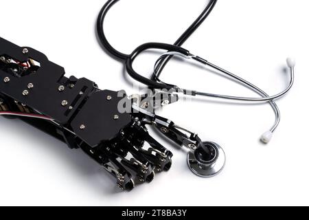 Echte Roboterhand mit Stethoskop. Das Konzept künstlicher Intelligenz und Roboter in der Medizin Stockfoto