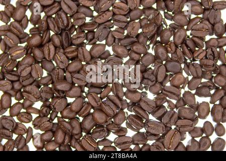 Hintergrund geröstete Kaffeebohnen. Geröstete Kaffeebohnen auf einem hellen Hintergrund. Hochwertige Fotos Stockfoto