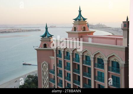 Blick auf die Skyline von abu dhabi mit dem arabischen Meer Stockfoto