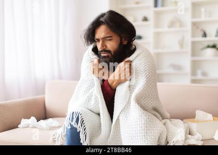 Der kranke indianer sitzt auf einer Decke Stockfoto