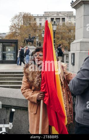 London, Großbritannien. Am 19. November 2023 versammeln sich die britischen Tamilen auf dem Trafalgar Square, tragen Tamil Tiger Flaggen und sammeln sich für einen unabhängigen Tamil Eelam. © Simon King/Alamy Live News Stockfoto