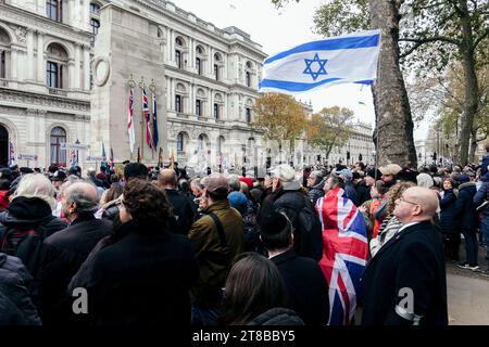 London, Großbritannien. 19. November 2023 die jährliche AJEX Remembrance Parade findet in Whitehall statt, während Hunderte jüdischer Mitglieder der Armee und der Polizei des Vereinigten Königreichs zum Cenotaph ziehen, zum Gedenken an die Toten schweigen und Reden des Oberrabbiners und anderer Vertreter der Gemeinde hören. © Simon King/Alamy Live News Stockfoto