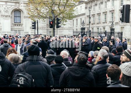 London, Großbritannien. 19. November 2023 die jährliche AJEX Remembrance Parade findet in Whitehall statt, während Hunderte jüdischer Mitglieder der Armee und der Polizei des Vereinigten Königreichs zum Cenotaph ziehen, zum Gedenken an die Toten schweigen und Reden des Oberrabbiners und anderer Vertreter der Gemeinde hören. © Simon King/Alamy Live News Stockfoto