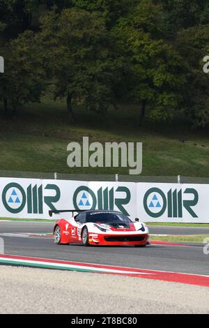 Scarperia – Italien, 28. Oktober 2023: Ferrari 458 GT3 im Einsatz auf dem Mugello Circuit während des Ferrari World Finals 2023 in italien. Stockfoto