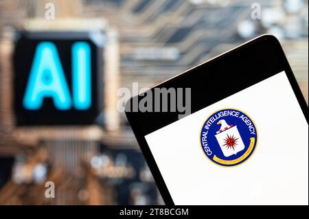 China. November 2023. In dieser Fotoabbildung wird das Logo der American Central Intelligence Agency (CIA) auf einem Smartphone mit einem Chip für künstliche Intelligenz (KI) und einem Symbol im Hintergrund angezeigt. Quelle: SOPA Images Limited/Alamy Live News Stockfoto