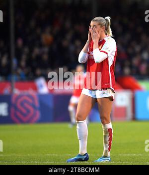 Crawley UK 19. November 2023 - Alessia Russo von Arsenal wischt sich die Augen während des Barclays Women's Super League Fußballspiels zwischen Brighton & Hove Albion und Arsenal im Broadfield Stadium in Crawley: Credit Simon Dack /TPI/ Alamy Live News Stockfoto