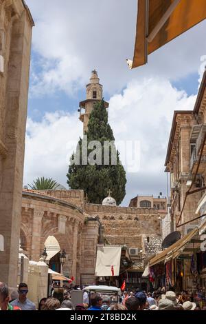 Nördlicher Eingang zum Muristan, Suq Aftimos, einem Komplex von Straßen und Geschäften im christlichen Viertel der Altstadt von Jerusalem, Israel. Stockfoto