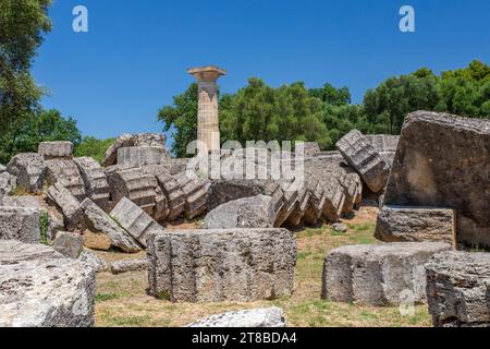 Tempel des Zeus in den antiken griechischen Ruinen von Olympia, dem Heimstadion der Olympischen Spiele, Peloponnes, Griechenland Stockfoto