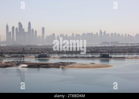 Blick auf die Skyline von abu dhabi mit dem arabischen Meer Stockfoto
