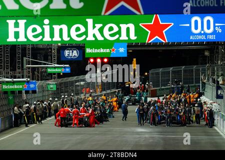 Las Vegas, USA. November 2023. Die Startaufstellung vor dem Start des Rennens. 18.11.2023. Formel-1-Weltmeisterschaft, Rd 22, Las Vegas Grand Prix, Las Vegas, Nevada, USA, Renntag. Das Foto sollte lauten: XPB/Press Association Images. Quelle: XPB Images Ltd/Alamy Live News Stockfoto