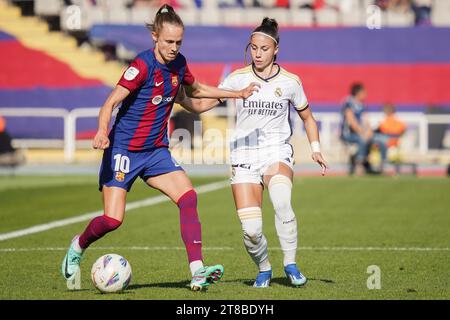 Barcelona, Spanien. November 2023. Caroline Graham Hansen vom FC Barcelona und Athenea del Castillo von Real Madrid Credit: PRESSINPHOTO SPORTS AGENCY/Alamy Live News Stockfoto