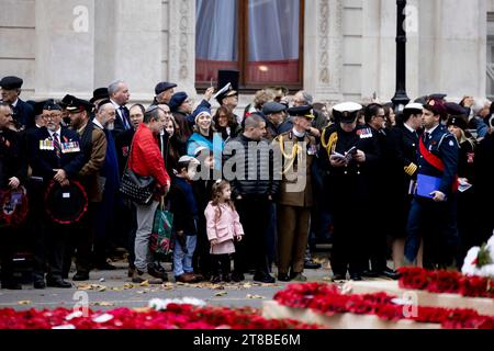 London, Großbritannien. November 2023. Eingeladene Juden und ihre Nachkommen, die auf den Beginn der Zeremonie in Cenotaph im Zentrum Londons warteten. Eine jährliche AJEX-Zeremonie und Parade des Oberrabbiners von London, die im Cenotaph in Erinnerung an die Juden stattfand, die in den beiden großen Kriegen für Großbritannien kämpften. Quelle: SOPA Images Limited/Alamy Live News Stockfoto