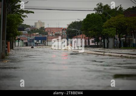 Rio Claro, Sao Paulo, Brasilien. November 2023. Ein Abschnitt der Visconde de Rio Claro Avenue, der vom Wasser eingenommen wurde, nachdem ein starker Sturm die Stadt Rio Claro getroffen hatte. (Kreditbild: © Igor do Vale/ZUMA Press Wire) NUR REDAKTIONELLE VERWENDUNG! Nicht für kommerzielle ZWECKE! Stockfoto