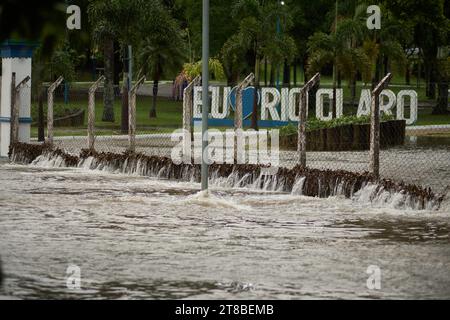 Rio Claro, Sao Paulo, Brasilien. November 2023. Das Wasser überfließt aus dem Lago Azul Park, nachdem ein starker Sturm Rio Claro getroffen hat. (Kreditbild: © Igor do Vale/ZUMA Press Wire) NUR REDAKTIONELLE VERWENDUNG! Nicht für kommerzielle ZWECKE! Stockfoto