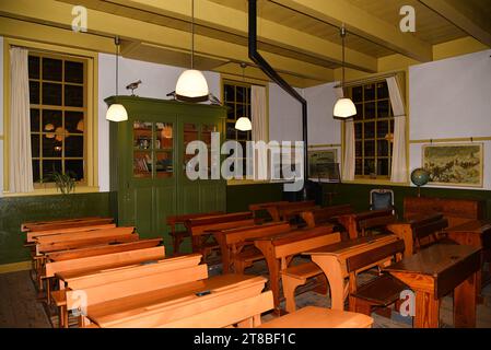 Enkhuizen, Niederlande. Oktober 2023. Ein altes Klassenzimmer einer niederländischen Schule aus dem Jahr 1900. Hochwertige Fotos Stockfoto