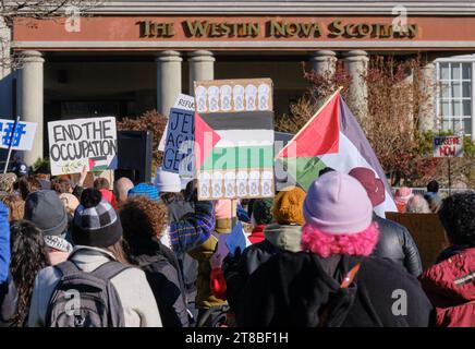 Halifax, Nova Scotia, Kanada. November 2023. Hunderte versammeln sich bei der Waffenruhe, die sich jetzt in Palästina befindet, und fordern sofortige Maßnahmen, um die Krise zu beenden. Die Kundgebung fand vor dem Westin Nova Scotian Hotel statt, wo das Halifax International Security Forum stattfindet und wo die israelische Bevölkerung mit dem John McCain Prize for Leadership in Public Service ausgezeichnet wurde. Quelle: Meanderingemu/Alamy Live News Stockfoto