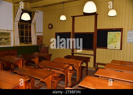 Enkhuizen, Niederlande. Oktober 2023. Ein altes Klassenzimmer einer niederländischen Schule aus dem Jahr 1900. Hochwertige Fotos Stockfoto