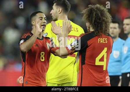 Brüssel, Belgien November 2023. Der belgische Youri Tielemans feiert nach dem Sieg eines Spiels zwischen der belgischen Fußballnationalmannschaft Roten Teufeln und Aserbaidschan am Sonntag, den 19. November 2023, in Brüssel das Spiel 8/8 in der Gruppe F der Qualifikation für die Fußball-Europameisterschaft 2024. BELGA FOTO BRUNO FAHY Credit: Belga News Agency/Alamy Live News Stockfoto