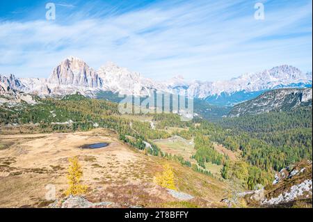 Wunderschöne Alpenlandschaft in der Nähe des Giauer Passes in den Dolomiten Stockfoto