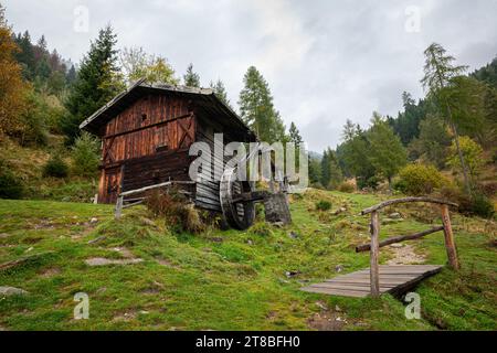 Idyllische Holzwassermühle in den Alpen Stockfoto