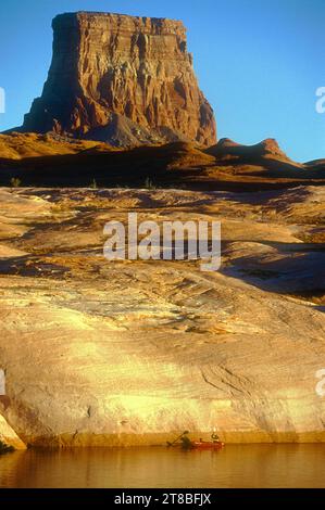 Jay Holiday Kajaks im lee of Tower Butte, im Labyrinth Canyon, Lake Powell, Arizona Stockfoto