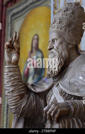 Statue von Papst Paul III. In der Kirche Santa Maria in Aracoeli, auf dem nördlichen Gipfel des Kapitolshügels, Rom, Italien, Europa. Stockfoto