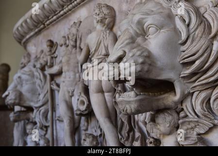 Marmor-Sarkophag, geschnitzt mit einer Bakchic-Prozession und Löwenköpfen, beeindruckendes Stück im achteckigen Innenhof des Vatikanischen Museums, Italien, Rom. Stockfoto