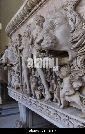 Marmor-Sarkophag, geschnitzt mit einer Bakchic-Prozession und Löwenköpfen, beeindruckendes Stück im achteckigen Innenhof des Vatikanischen Museums, Italien, Rom. Stockfoto