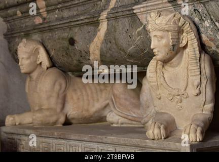 Sphinx-Steinschnitzerei in der Santa Maria della Pace, einer wunderschönen barocken Kirche, versteckt in den Seitenstraßen hinter der Piazza Navona, Rom, Italien. Stockfoto