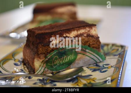 „Cottini“ köstliches italienisches Tiramisu, ein elegantes, reichhaltiges Dessert in mehreren Schichten, Rom, Italien, Europa. Stockfoto