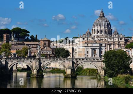Das neogotische Äußere der Chiesa Sacro Cuore del Suffragio, hervorgehoben durch das Licht des frühen morgens, Prati, Rom, Italien, Europa. Stockfoto