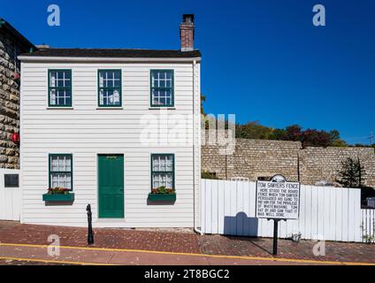 Hannibal, MO - 20. Oktober 2023: Außenseite des Tom Sawyers House und Zaun im Besucherzentrum von Mark Twain in Missouri Stockfoto